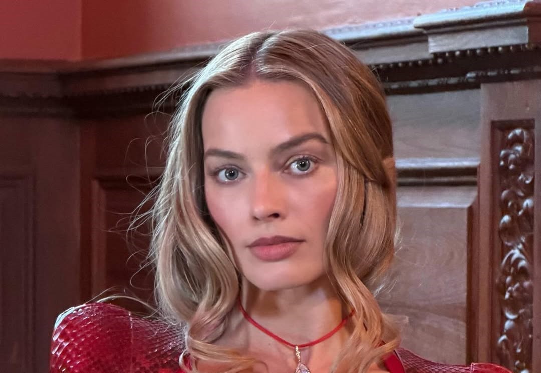Margot Robbie, de senzație într-un corset cu imprimeu de piele de șarpe, asortat cu o fustă minusculă. Inspirația din spatele ținutei