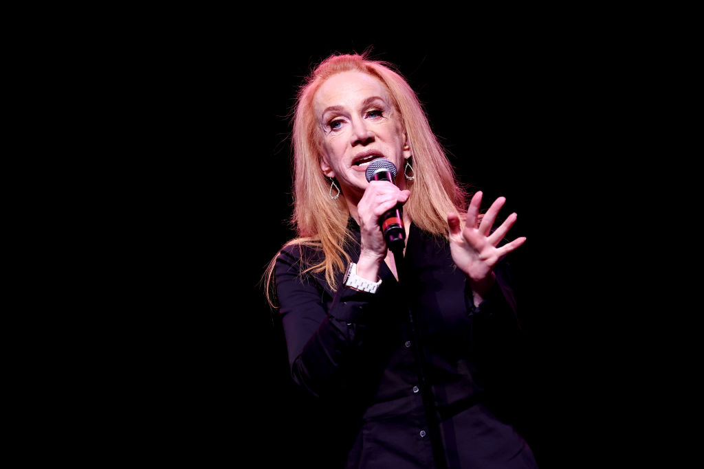 Kathy Griffin, fotografiată alături de un tânăr de 22 de ani. Imaginea a stârnit un val de reacții: „Dacă el avea 65 de ani?”